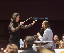Com a maestra convidada Mariana Menezes, Orquestra Sinfônica do Paraná apresenta obra inédita
