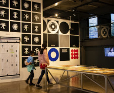 A iniciativa convida o público a uma experiência dentro de um espaço de convívio na sala de exposições temporárias Lange de Morretes -