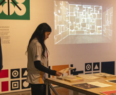 A iniciativa convida o público a uma experiência dentro de um espaço de convívio na sala de exposições temporárias Lange de Morretes -