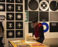 A iniciativa convida o público a uma experiência dentro de um espaço de convívio na sala de exposições temporárias Lange de Morretes -