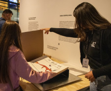 A iniciativa convida o público a uma experiência dentro de um espaço de convívio na sala de exposições temporárias Lange de Morretes -
