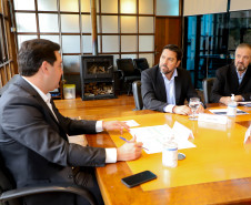 O governador Carlos Massa Ratinho Junior assinou nesta quarta-feira (16) um termo de parceria com a Audi do Brasil para renovar o programa Crianças no Teatro.