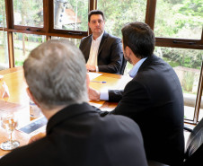 O governador Carlos Massa Ratinho Junior assinou nesta quarta-feira (16) um termo de parceria com a Audi do Brasil para renovar o programa Crianças no Teatro.