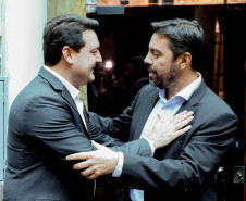 O governador Carlos Massa Ratinho Junior assinou nesta quarta-feira (16) um termo de parceria com a Audi do Brasil para renovar o programa Crianças no Teatro.
