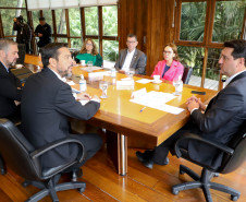 O governador Carlos Massa Ratinho Junior assinou nesta quarta-feira (16) um termo de parceria com a Audi do Brasil para renovar o programa Crianças no Teatro.