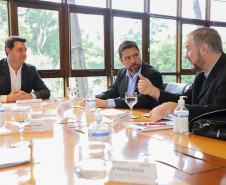 O governador Carlos Massa Ratinho Junior assinou nesta quarta-feira (16) um termo de parceria com a Audi do Brasil para renovar o programa Crianças no Teatro.