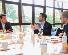 O governador Carlos Massa Ratinho Junior assinou nesta quarta-feira (16) um termo de parceria com a Audi do Brasil para renovar o programa Crianças no Teatro.