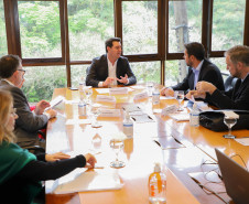 O governador Carlos Massa Ratinho Junior assinou nesta quarta-feira (16) um termo de parceria com a Audi do Brasil para renovar o programa Crianças no Teatro.