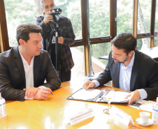 O governador Carlos Massa Ratinho Junior assinou nesta quarta-feira (16) um termo de parceria com a Audi do Brasil para renovar o programa Crianças no Teatro.