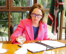 O governador Carlos Massa Ratinho Junior assinou nesta quarta-feira (16) um termo de parceria com a Audi do Brasil para renovar o programa Crianças no Teatro.
