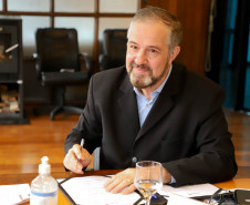 O governador Carlos Massa Ratinho Junior assinou nesta quarta-feira (16) um termo de parceria com a Audi do Brasil para renovar o programa Crianças no Teatro.