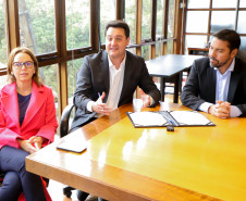 O governador Carlos Massa Ratinho Junior assinou nesta quarta-feira (16) um termo de parceria com a Audi do Brasil para renovar o programa Crianças no Teatro.
