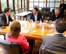 O governador Carlos Massa Ratinho Junior assinou nesta quarta-feira (16) um termo de parceria com a Audi do Brasil para renovar o programa Crianças no Teatro.