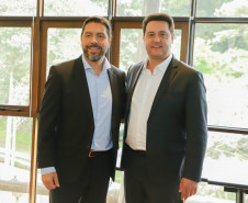 O governador Carlos Massa Ratinho Junior assinou nesta quarta-feira (16) um termo de parceria com a Audi do Brasil para renovar o programa Crianças no Teatro.