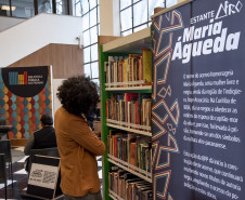 Biblioteca Pública do Paraná inaugura Estante Afro — Maria Águeda com mais de 500 livros. Foto: Kraw Penas/SEEC 