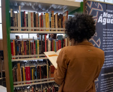 Biblioteca Pública do Paraná inaugura Estante Afro — Maria Águeda com mais de 500 livros. Foto: Kraw Penas/SEEC 