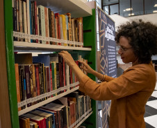 Biblioteca Pública do Paraná inaugura Estante Afro — Maria Águeda com mais de 500 livros. Foto: Kraw Penas/SEEC 