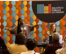 Biblioteca Pública do Paraná inaugura Estante Afro — Maria Águeda com mais de 500 livros. Foto: Kraw Penas/SEEC 