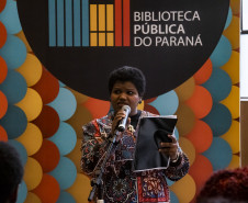 Biblioteca Pública do Paraná inaugura Estante Afro — Maria Águeda com mais de 500 livros. Foto: Kraw Penas/SEEC 