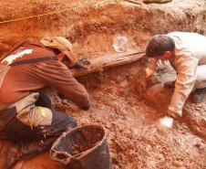 Resgate da canoa Ygá-Mirî na aldeia Tekoha Nhemboetê, em Terra Roxa, no Oeste do Paraná