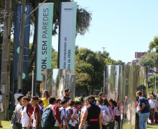 MON para criançada: governador inaugura mostra interativa com obras de arte no Parcão