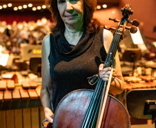 Da fundação às apresentações atuais, mulheres formam pilar fundamental da Orquestra Sinfônica do Paraná. Denise