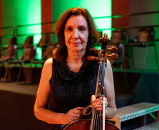 Da fundação às apresentações atuais, mulheres formam pilar fundamental da Orquestra Sinfônica do Paraná. Denise