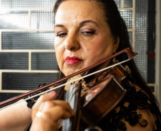 Da fundação às apresentações atuais, mulheres formam pilar fundamental da Orquestra Sinfônica do Paraná. Maria Cristina