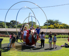 MON para criançada: governador inaugura mostra interativa com obras de arte no Parcão