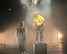 Com pai e filho no palco, Teatro Guaíra recebe o espetáculo “As Santas”