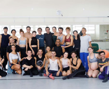 Balé Teatro Guaíra recebe o coreógrafo francês Mathieu Guilhaumon, numa parceria inédita, em experiência de dança contemporânea. 
