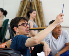 Balé Teatro Guaíra recebe o coreógrafo francês Mathieu Guilhaumon, numa parceria inédita, em experiência de dança contemporânea. 