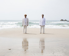 Arnaldo Antunes e Vitor Araújo tocam "Lágrimas no Mar" no Guairão no dia 18 de maio
