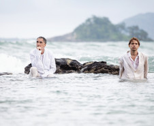 Arnaldo Antunes e Vitor Araújo tocam "Lágrimas no Mar" no Guairão no dia 18 de maio