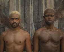 Museu Paranaense (MUPA) - Dança e performance – No sábado (25), às 18h, o MUPA recebe os dançarinos Davi Pontes e Wallace Ferreira para a performance “Repertório N.2”, experiência coreográfica que faz pensar a dança como uma autodefesa, entre técnicas desviantes e informais