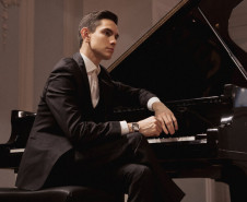 Centro Cultural Teatro Guaíra - Guairão - Série Ouro: Ciclo das 4 Sinfonias de Brahms – No domingo (12), Dia das Mães, às 10h30, a Orquestra Sinfônica do Paraná traz o pianista russo Dmitry Shiskin como convidado para o concerto “Ciclo das 4 Sinfonias de Brahms”