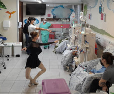 Escola de Dança Teatro Guaíra leva arte e sorrisos ao Hospital Pequeno Príncipe