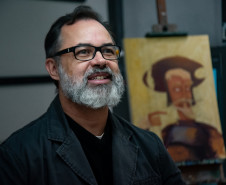 Museu Casa Alfredo Andersen (MCAA) - Nilson Sampaio – Especialista em inclusão de pessoas com Transtorno do Espectro Autista e Transtorno de Déficit de Atenção e Hiperatividade, o artista visual e professor Nilson Sampaio, novo residente artístico do Ateliê Alfredo Andersen, traz para seu período de produção e pesquisa no museu seus alunos dentro do espectro autista que fazem parte do projeto “Ensinando a Voar”, para aulas de desenho e pintura