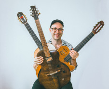 Centro Cultural Teatro Guaíra - Teatro José Maria Santos - Rodrigo Simões | Lançamento do Álbum TRE – O violonista, guitarrista, bandolinista e compositor curitibano Rodrigo Simões conquistou o público internacional de jazz. Radicado em Montreal há oito anos, apresenta por aqui o show de lançamento do seu terceiro álbum “TRE” (três em italiano), que explora a diversidade do jazz brasileiro em um estilo alegre. Apresentação sexta-feira (24), às 20h