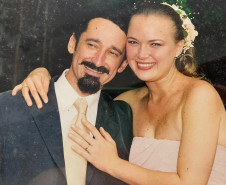 Memórias, amizades e mil apresentações marcam os 39 anos da Orquestra Sinfônica do Paraná - Na foto, Romildo Weingartner ingressou aos 18 anos na Orquestra Sinfônica do Paraná e desde 1993 atua como primeiro violoncelista. Juliane Martens iniciou sua carreira profissional na Orquestra Sinfônica da Universidade Estadual de Londrina (Osuel)