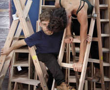 Centro Cultural Teatro Guaíra - Teatro José Maria Santos - "Rotação" – Inspirados em questões poéticas e contemporâneas acerca de conceitos como profundidade, altura, linha, ângulo, distância, tridimensionalidade, convergências e divergências, o ator Giovanni Venturini e a dançarina Lívea Castro estreiam em Curitiba acompanhados de dezenas de escadas