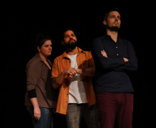 Centro Cultural Teatro Guaíra - Guairinha - "A Senha" – Projeto que faz parte das produções da ImproDnA, este espetáculo de improvisação cria diversas pequenas cenas de comédia a partir de uma única palavra da plateia numa apresentação dinâmica e cômica, com muitos improvisadores em cena