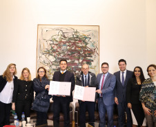 O governador Carlos Massa Ratinho Junior iniciou a nova missão internacional nesta segunda-feira (06) em Paris, na França, com um encontro com o presidente do Centro Georges Pompidou, Laurent Le Bon