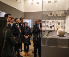 O governador Carlos Massa Ratinho Junior iniciou a nova missão internacional nesta segunda-feira (06) em Paris, na França, com um encontro com o presidente do Centro Georges Pompidou, Laurent Le Bon