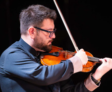 Orquestra Sinfônica do Paraná recebe maestro venezuelano Christian Vásquez