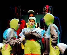 Centro Cultural Teatro Guaíra - Teatro José Maria Santos - Alumia – Neste fim de semana, o Teatro José Maria Santos recebe um espetáculo para crianças inteiramente criado de forma colaborativa. A dramaturgia de “Alumia” se desenvolveu com foco em como naturalizar ludicamente o medo