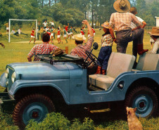 Museu Oscar Niemeyer (MON) - Nova exposição – A partir de 5 de julho, na Sala 1, estará em cartaz a mostra “German Lorca, Mestre da Fotografia”, com curadoria de Adriana Rede e José Henrique Lorca, filho do fotógrafo. - Ford Jeep Futebol 1959