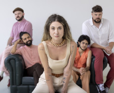 Centro Cultural Teatro Guaíra - Guairinha - A Banda Mais Bonita da Cidade - No dia 6 de julho, às 20h, o auditório Salvador de Ferrante recebe A Banda Mais Bonita da Cidade com o show do novo disco "O Futuro Já Está Acontecendo". Além de apresentar as músicas do novo álbum, clássicos como: "Se eu Corro", "Uma Atriz", "A Balada da Contramão" e o maior sucesso da banda “Oração”, também estão no repertório do show.