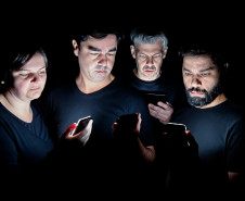 Teatro José Maria Santos - Bom dia, grupo! – grupo de teatro Antropofocus, que há 23 anos explora variadas vertentes do humor, estreia seu novo espetáculo “Bom dia, grupo!”. A sátira aborda a maneira como utilizamos a tecnologia dos celulares em nosso dia a dia, destacando temas como o excesso de tempo olhando para a tela, a falta de comunicação interpessoal, os cancelamentos virtuais e os golpes digitais