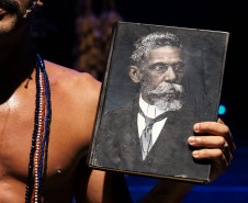 Em Curitiba, espetáculo estrelado por Samuel de Assis convida público a refletir sobre racismo